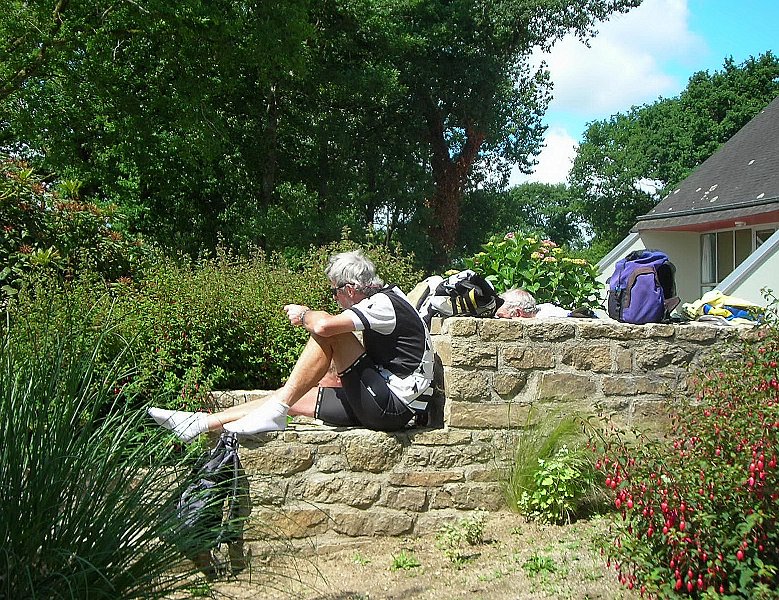 2011-06-16 17 Glomel - Mieux installe que sur une selle de velo.JPG